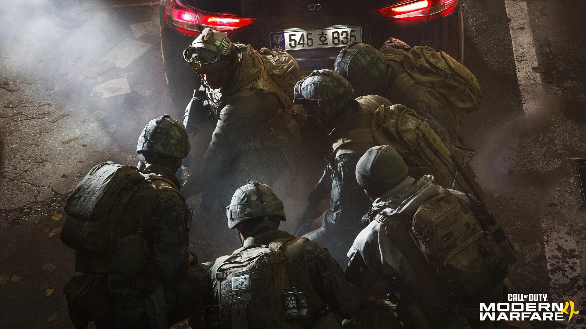 Operadores de Modern Warfare 4 se reúnen detrás de un auto en una calle golpeada por los combates, en la Península de Corea