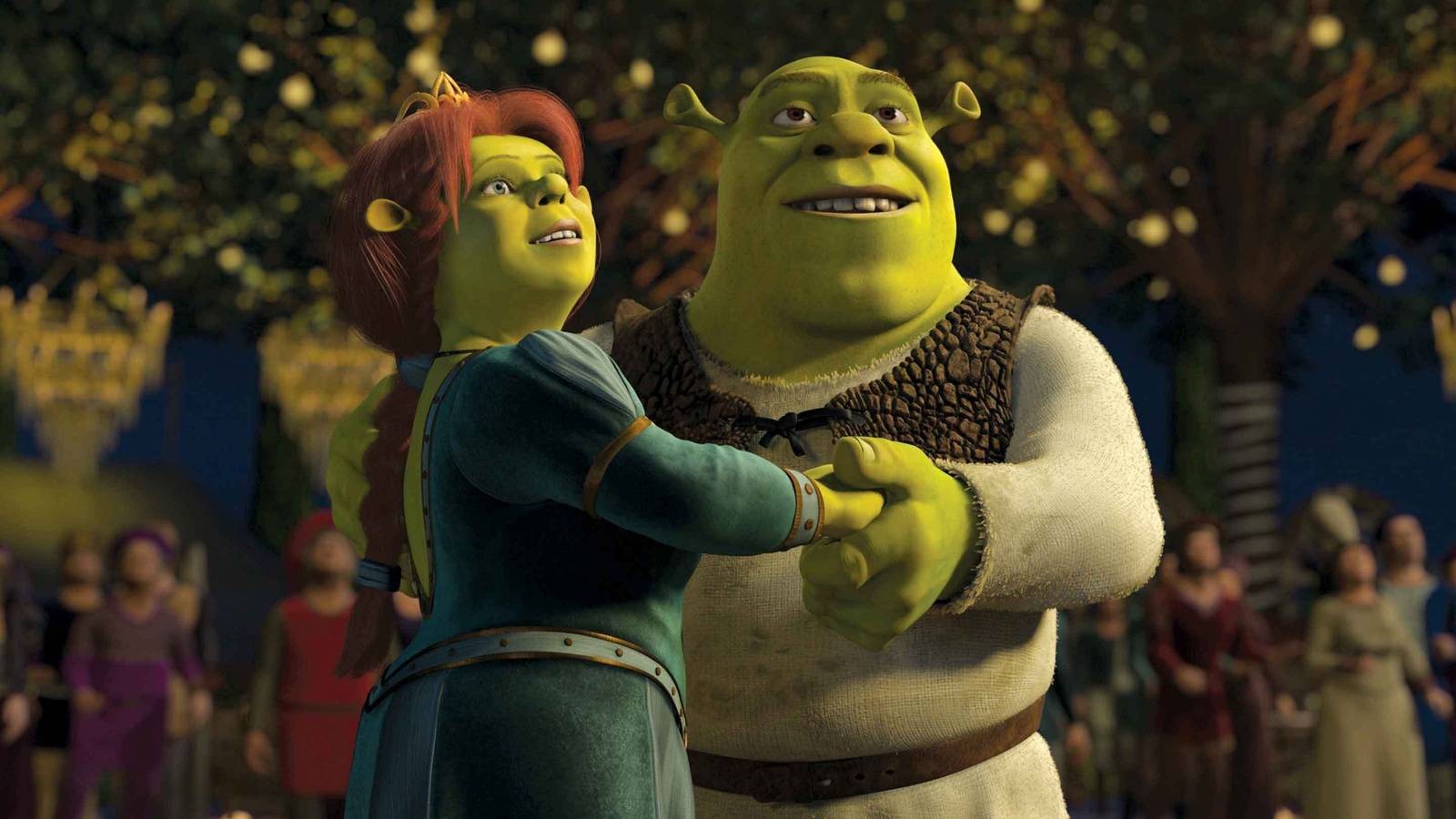 Cena do filme Shrek 2 de 2004 com Shrek e Fiona de mãos dadas