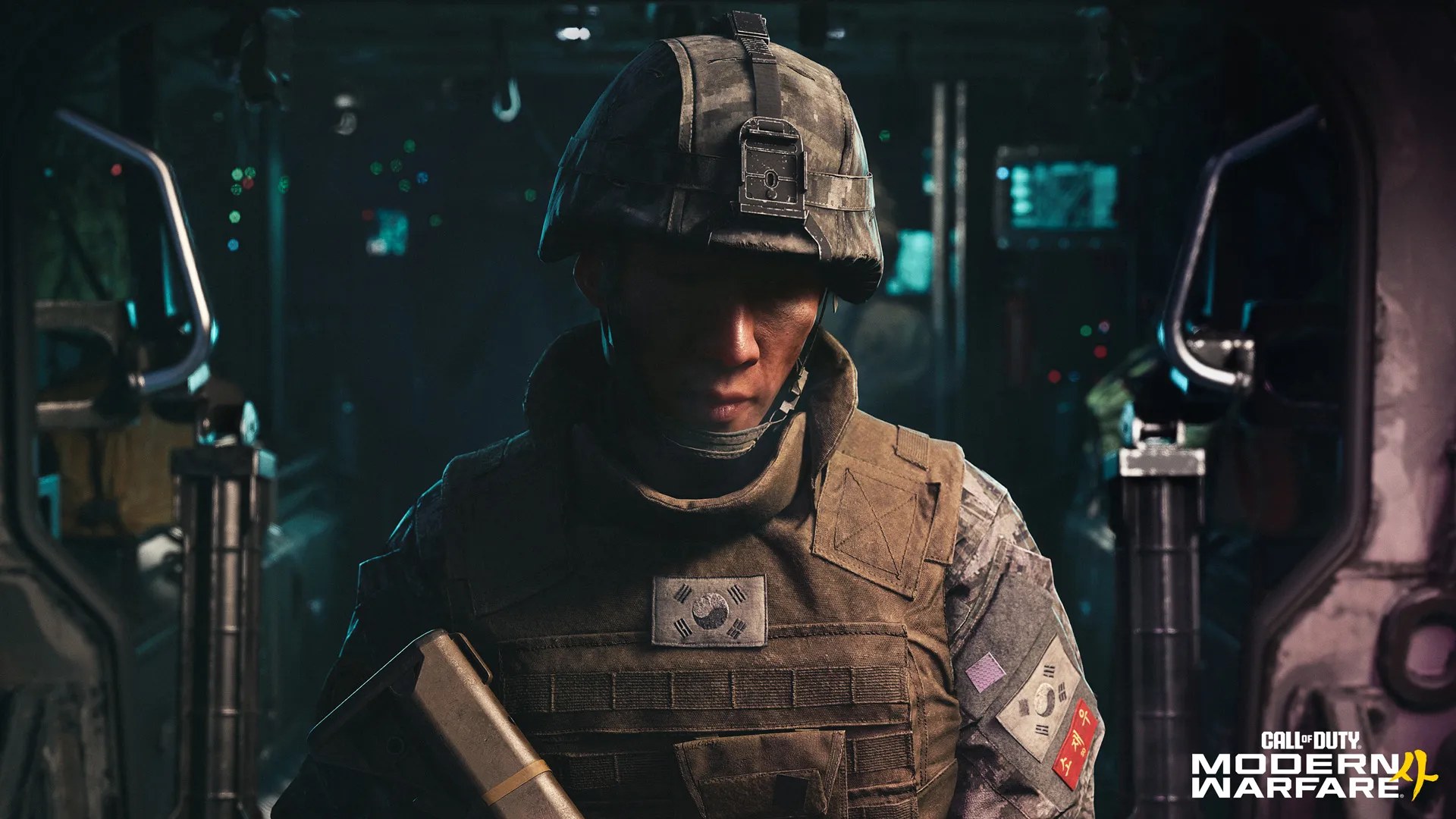 Soldado surcoreano con la bandera de Corea del Sur en el chaleco, dentro de un vehículo militar, escena de la campaña de Modern Warfare 4