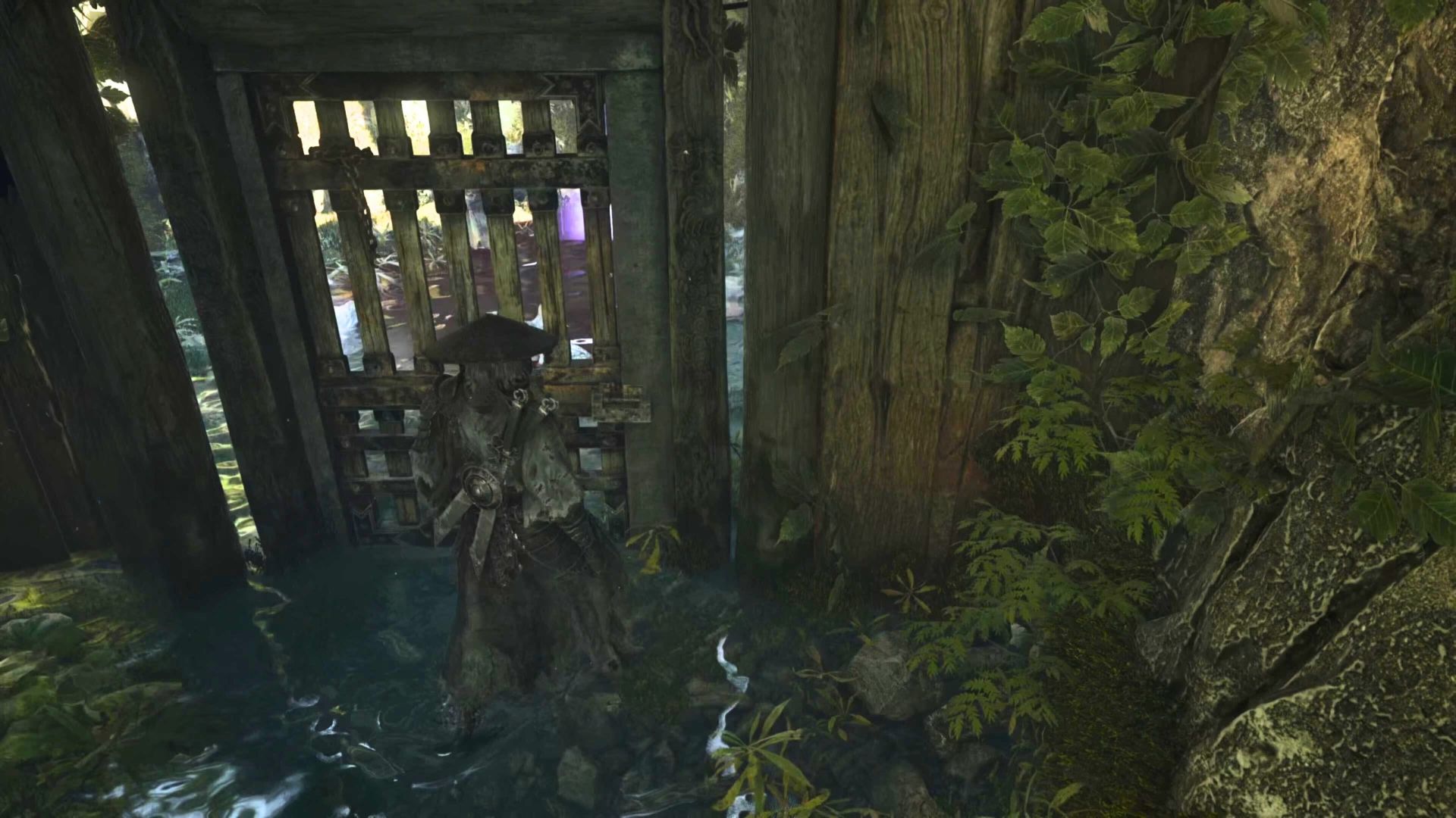 Soul diante de uma grade de madeira na área de Weeping Creek Valley em Phantom Blade Zero
