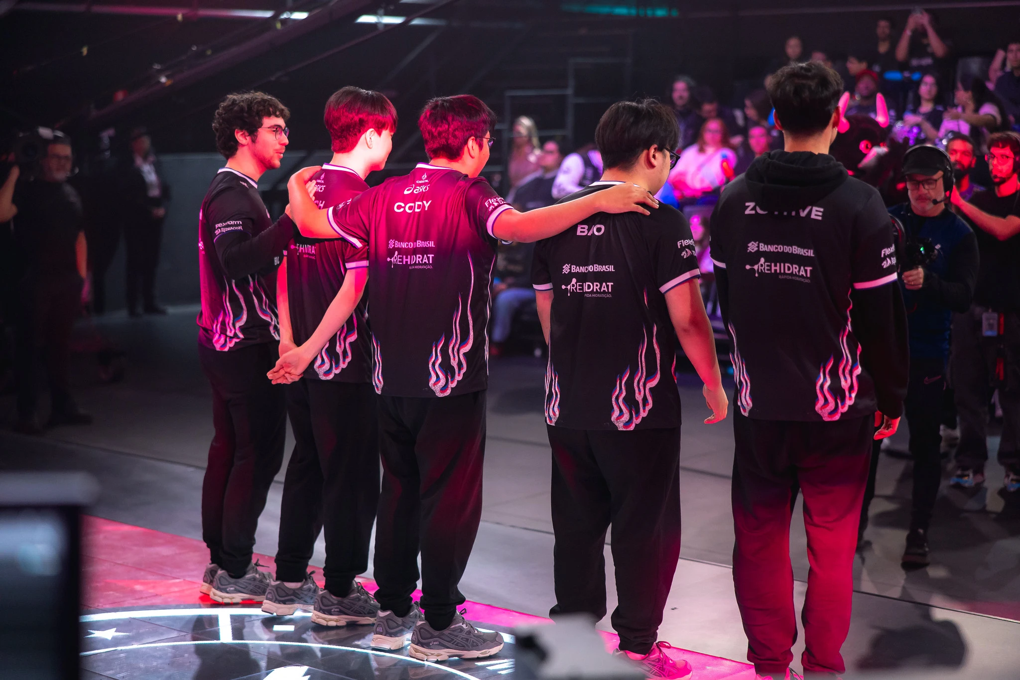 Jugadores de Fluxo W7M reunidos en el escenario durante una competición de League of Legends