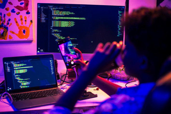 Profissional trabalhando em um computador em ambiente de escritório, imagem de apoio sobre uso de inteligência artificial no desenvolvimento de jogos