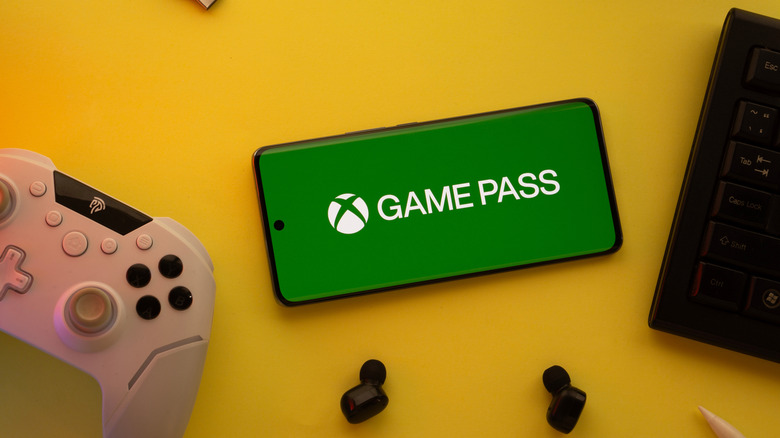 Logotipo de Xbox Game Pass mostrado en la pantalla de un smartphone