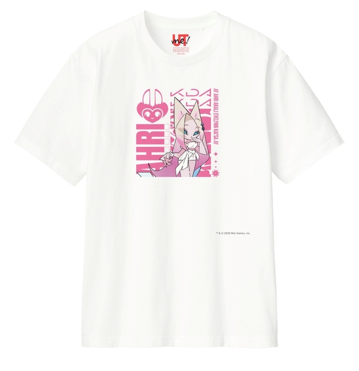 Camiseta branca da coleção K/DA com estampa da personagem Ahri e o logotipo do grupo, criada para o serviço UTme! da Uniqlo