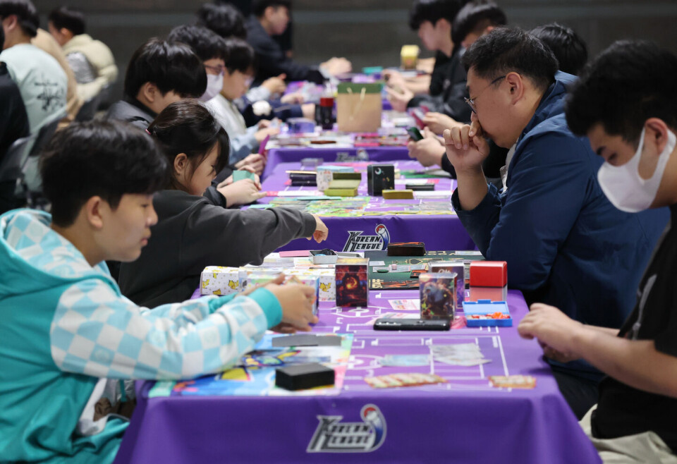 Jogadores disputam partidas de Pokémon TCG em evento oficial no Coex, em Seul