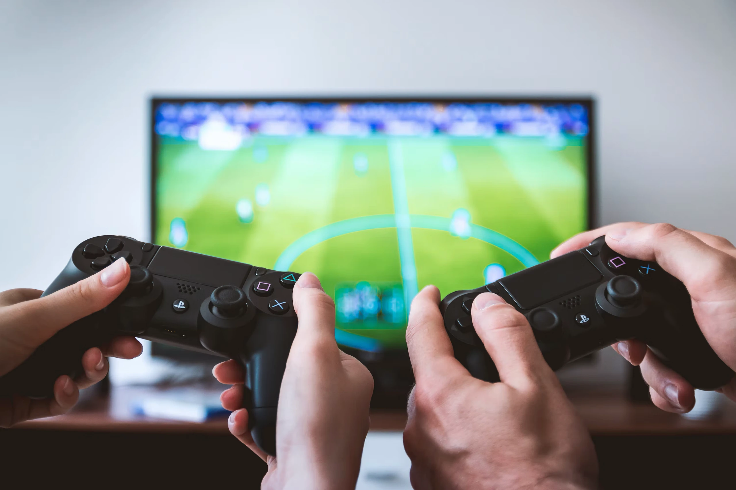Dois jogadores com controles nas mãos diante de uma televisão exibindo uma partida de futebol, imagem divulgada pelo gabinete do deputado Ritchie Torres